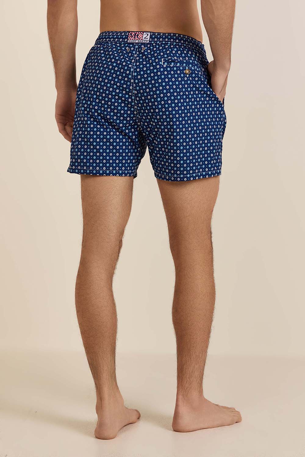 תמונת דוגמן אחורית של מכנסי בגד ים