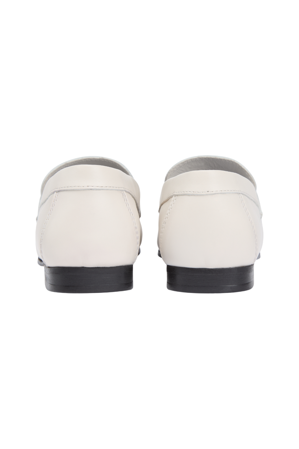 תמונת תקריב של נעלי מוקסינים