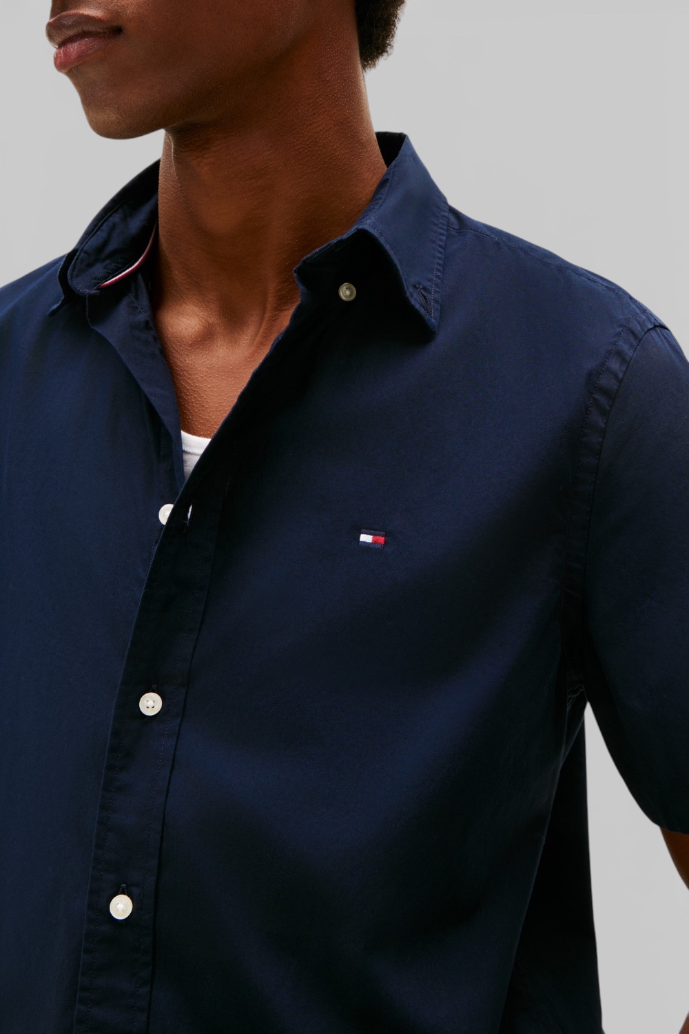 תמונת תקריב דוגמן של חולצה מכופתרת