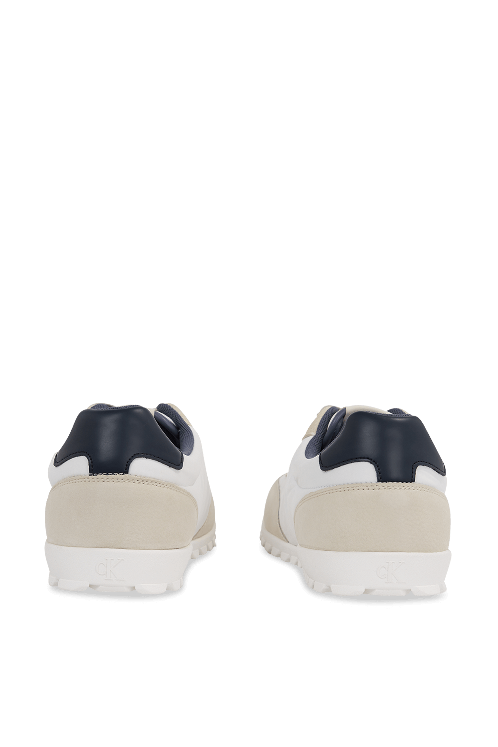 תמונת תקריב של נעלי סניקרס