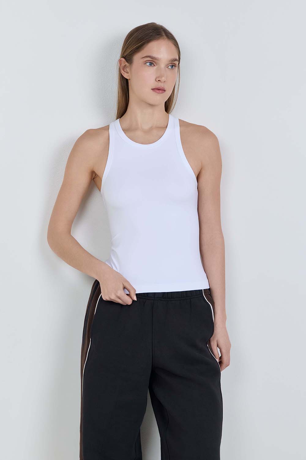 תמונת דוגמן קידמית של lululemon Align&trade; Waist-Length Racerback Tank Top