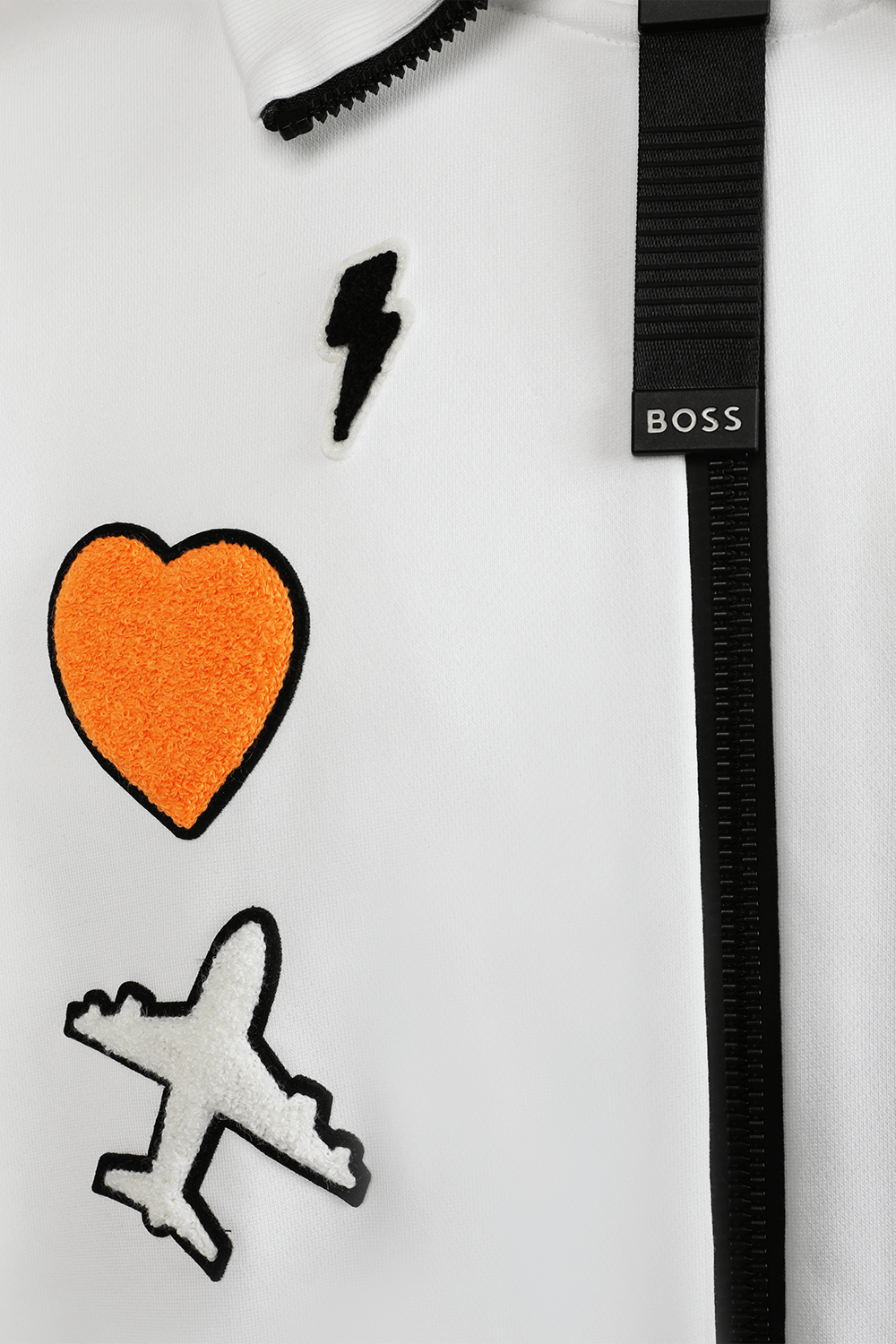 תמונת תקריב של סווטשירט מרוכסן עם הדפס גרפי