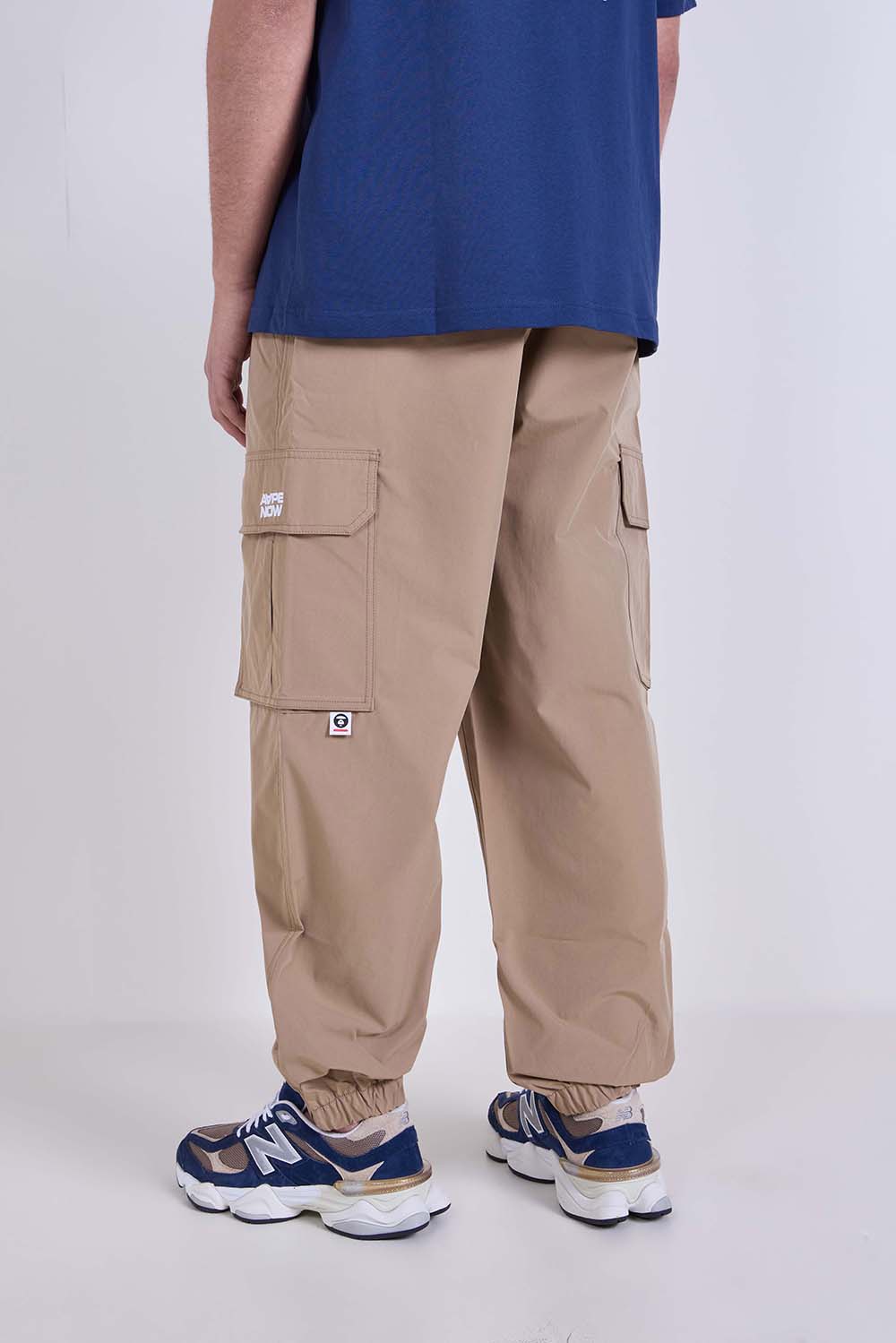 תמונת דוגמן אחורית של מכנסי קרגו