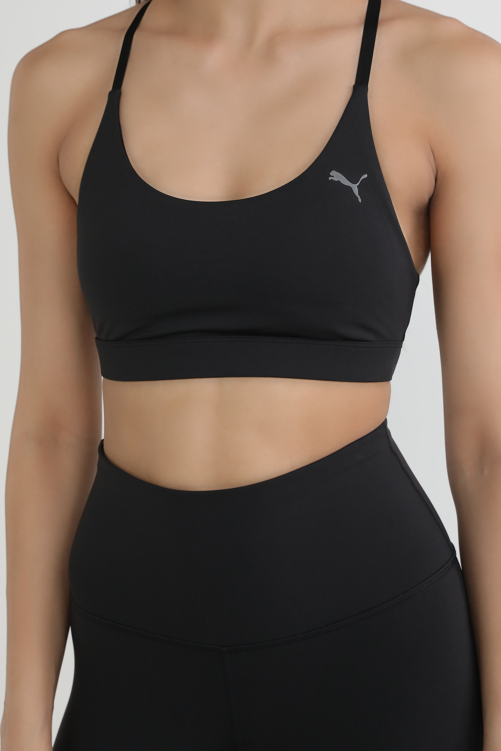 תמונת תקריב דוגמן של חזיית אימון עם רצועה מתכווננת