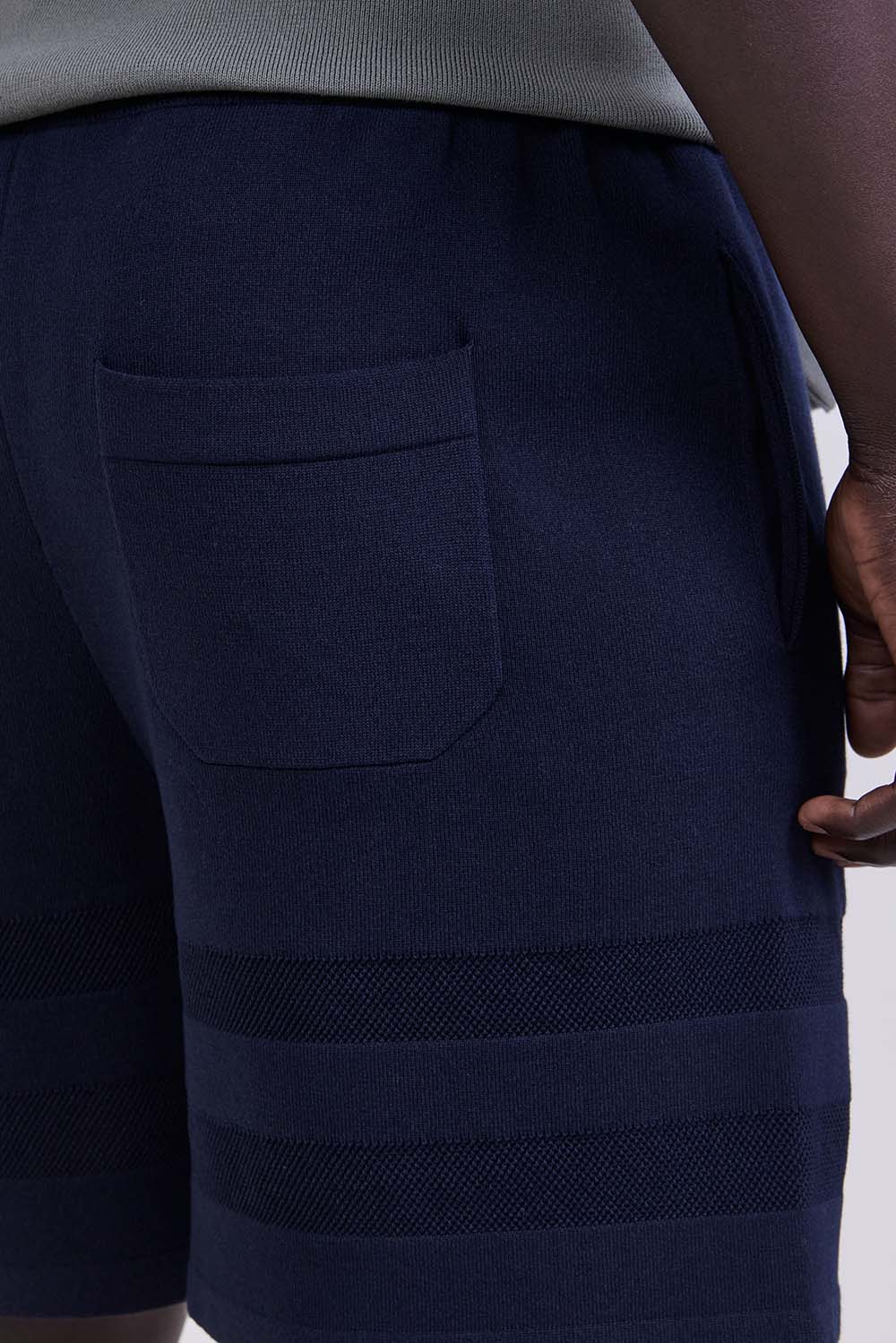 תמונת תקריב דוגמן של מכנסיים קצרים בגזרה משוחררת