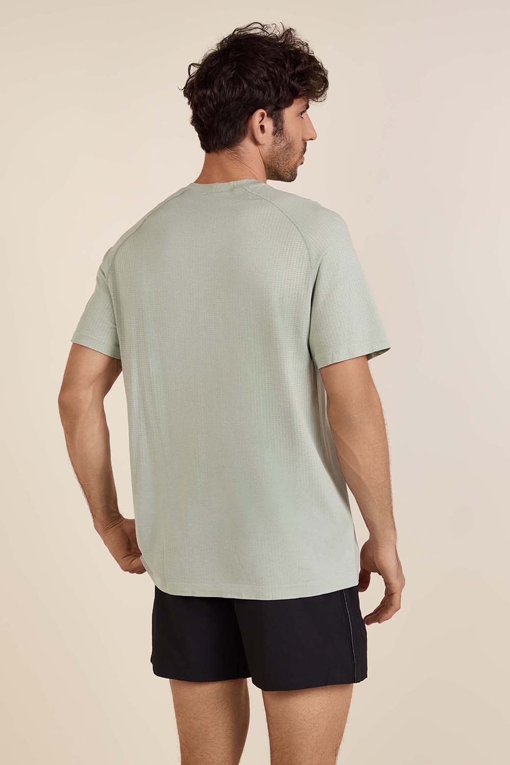 תמונת דוגמן אחורית של Metal Vent Tech Short-Sleeve Shirt