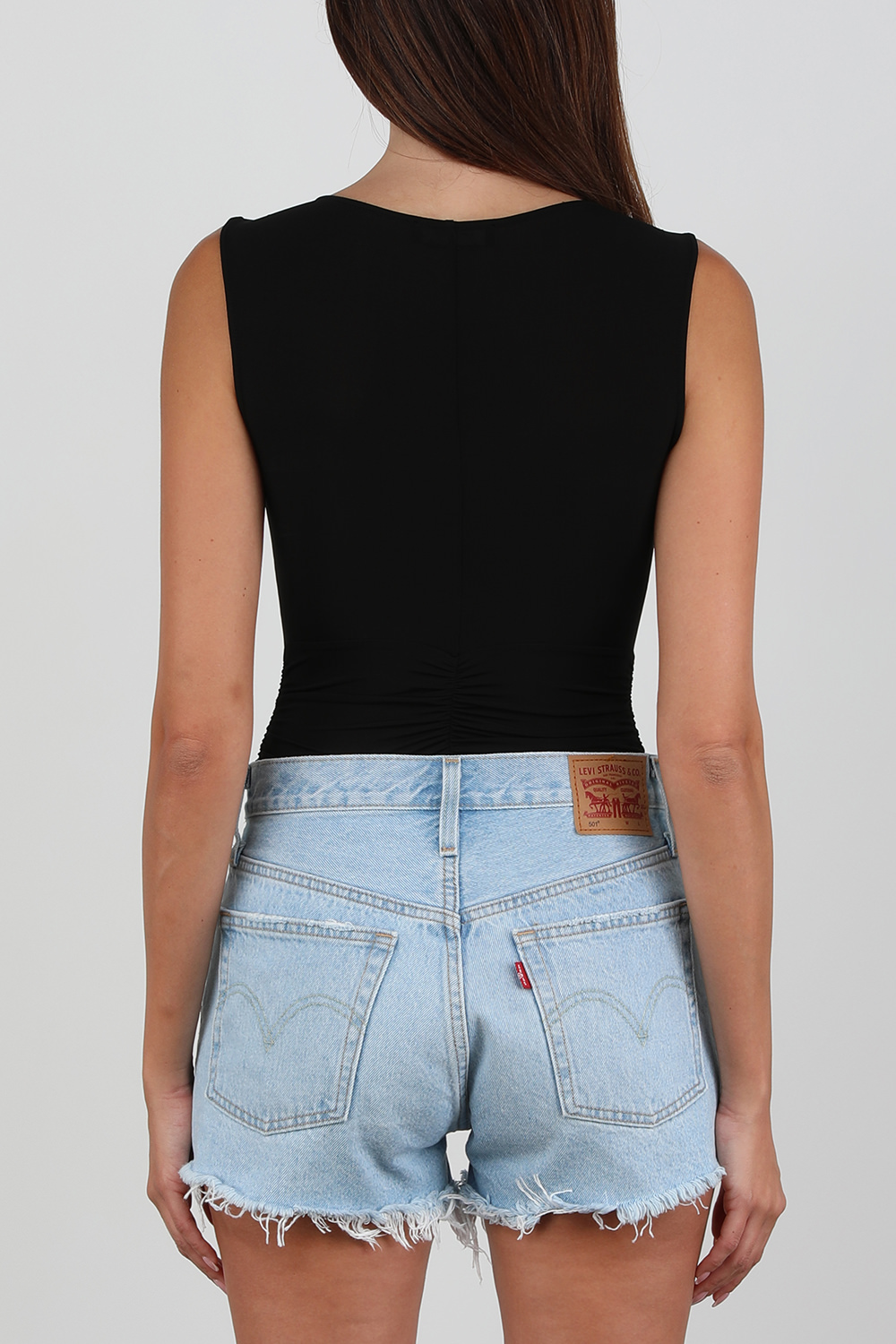 תמונת דוגמן אחורית של גופיית ג'יליה עם מחשוף וי