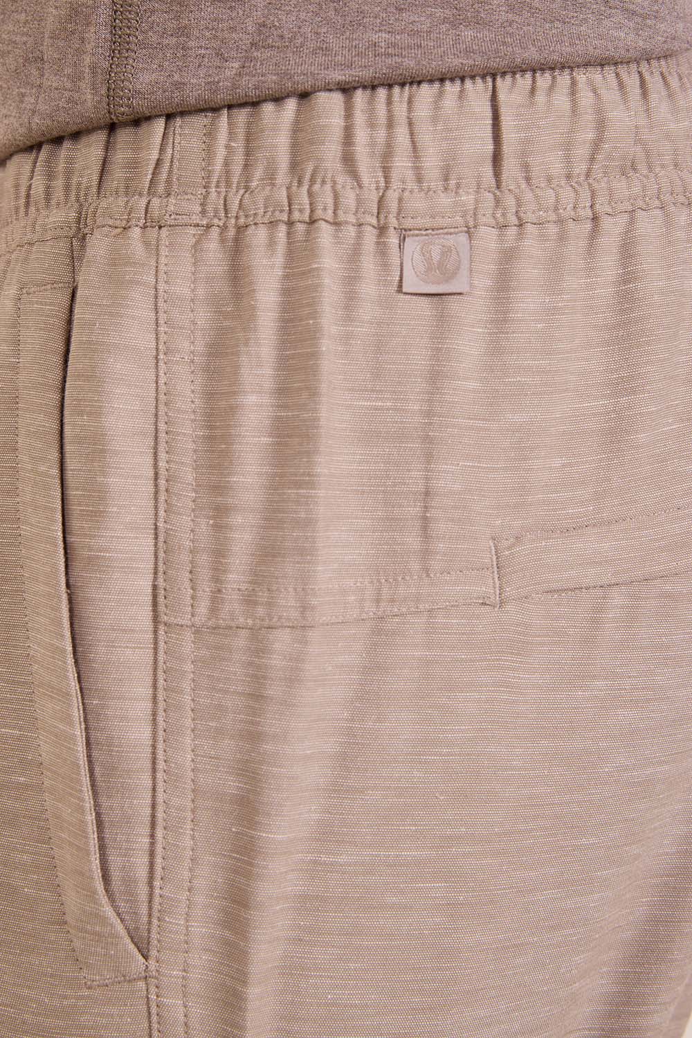 תמונת תקריב דוגמן של Pull-On Pant Regular