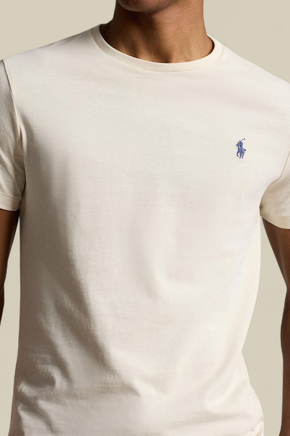 תמונת תקריב דוגמן של חולצת טי סלים פיט