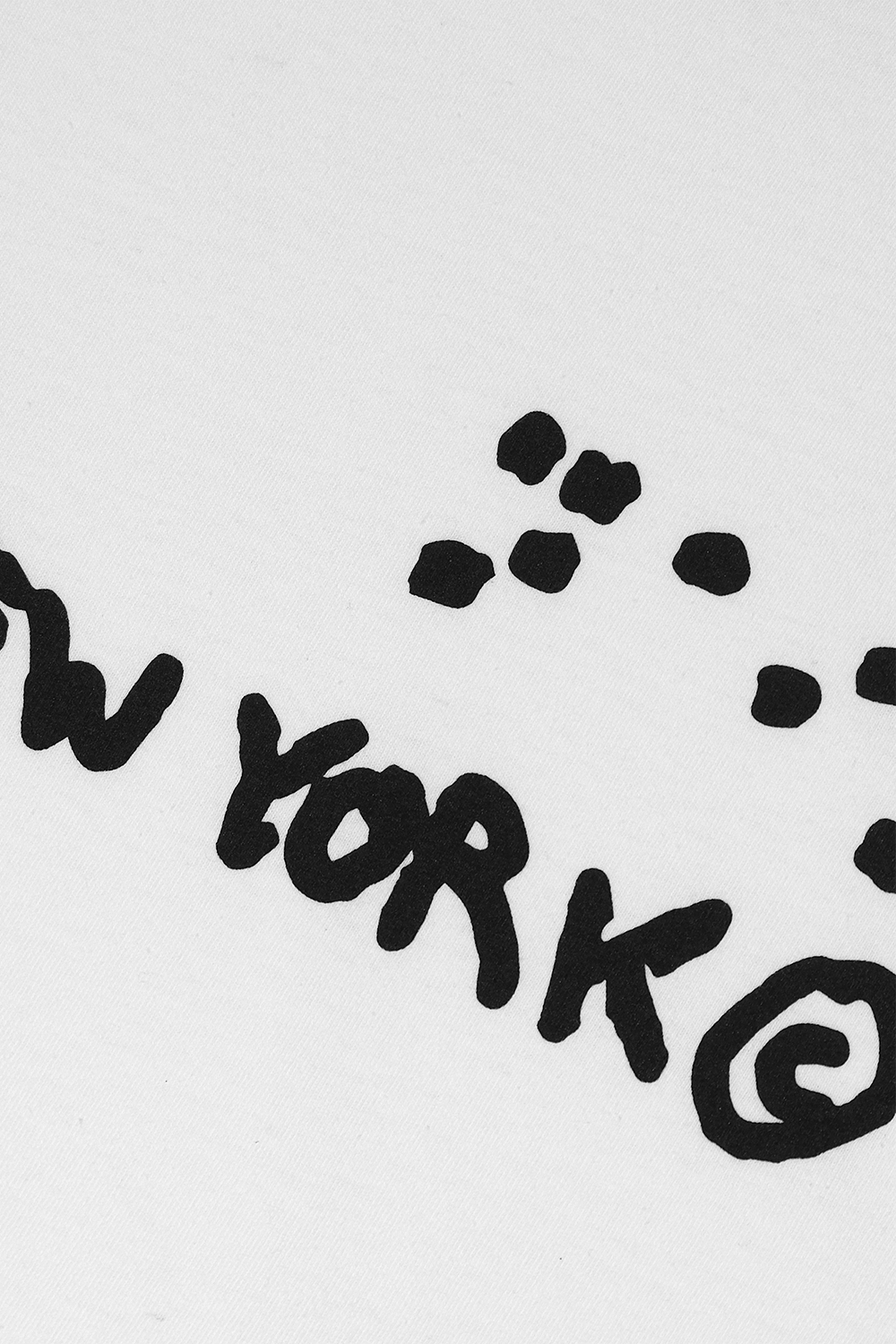 תמונת תקריב של חולצת טי