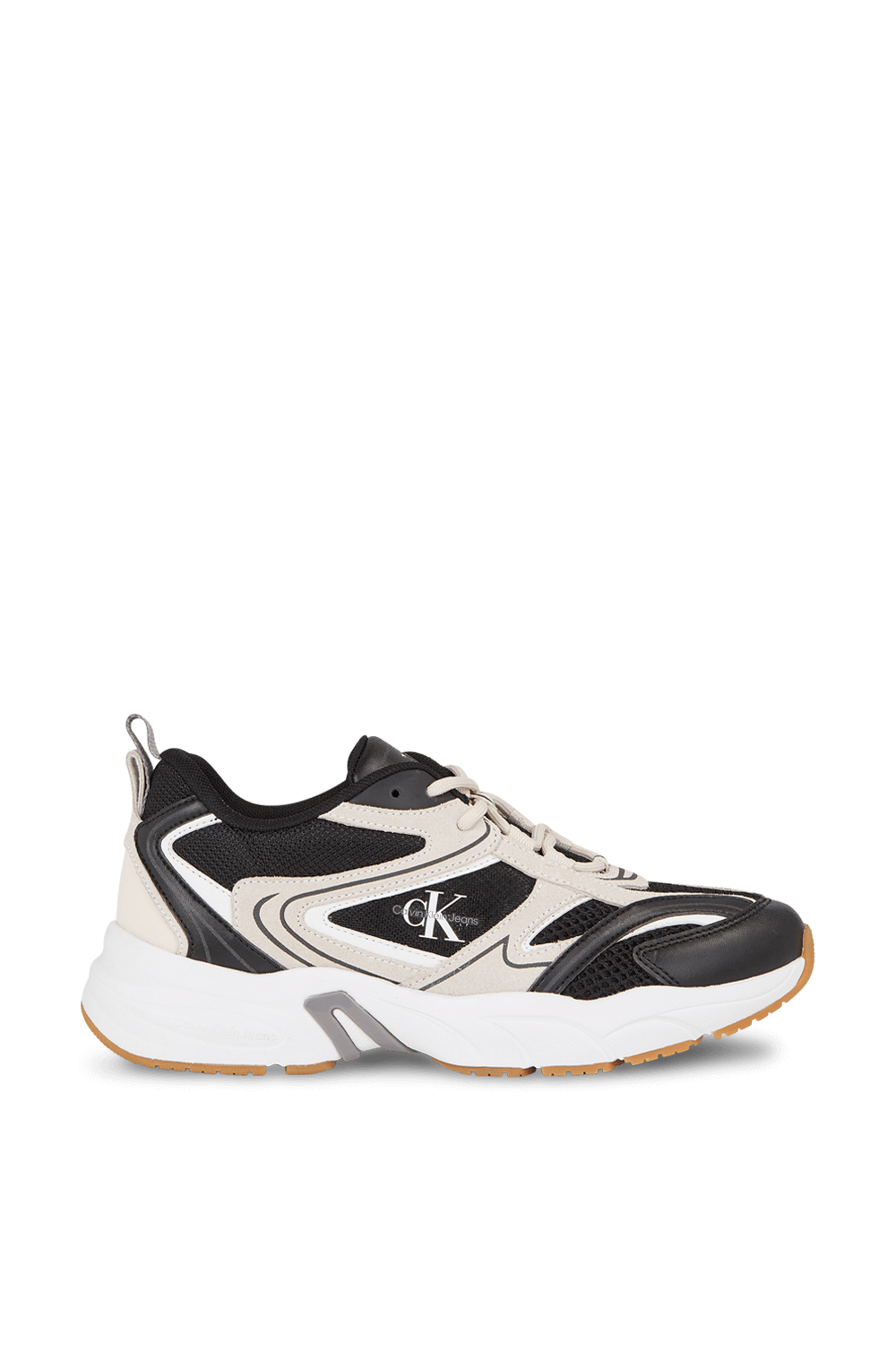 תמונה קידמית של נעלי סניקרס