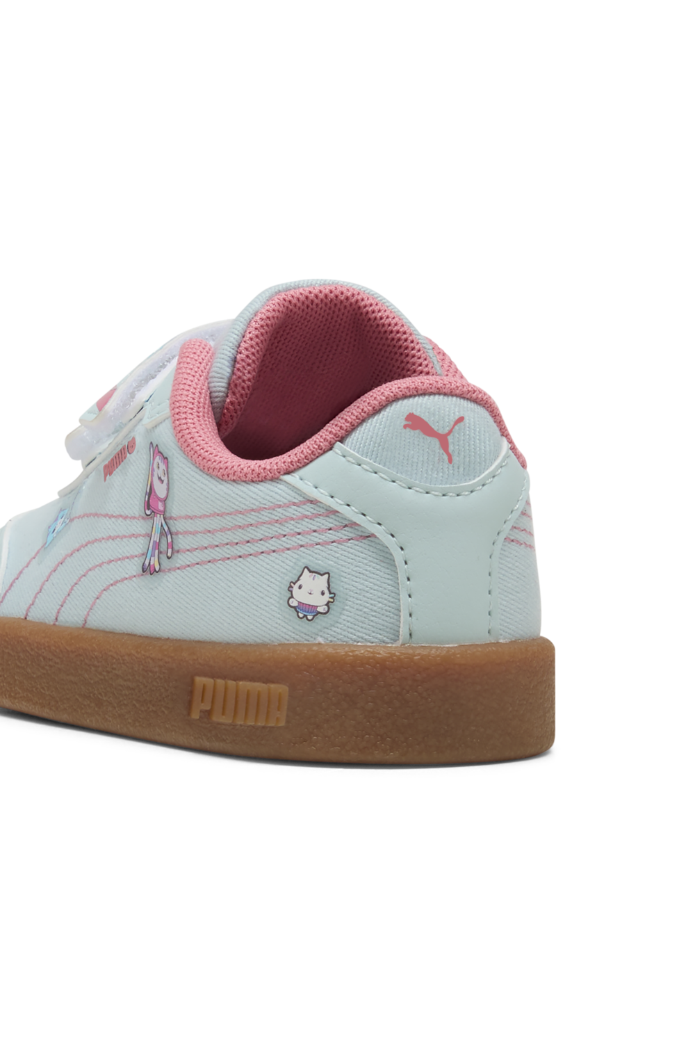 תמונת תקריב של נעלי סניקרס