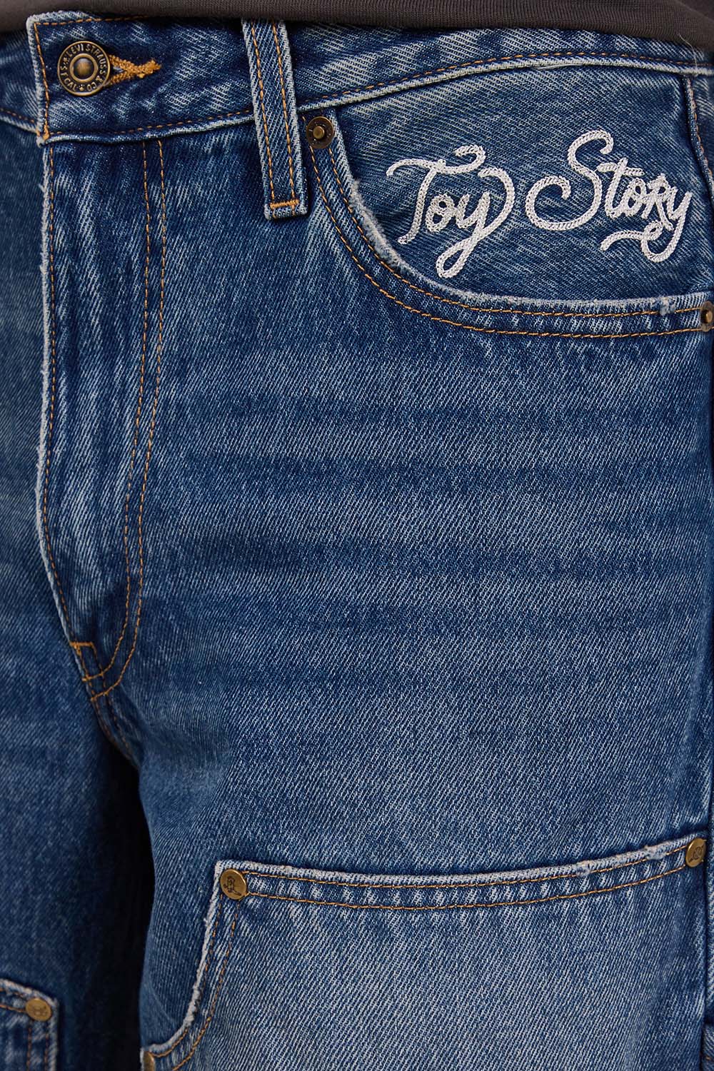 תמונת תקריב דוגמן של ליוויס X צעצוע של סיפור מכנסי ג'ינס