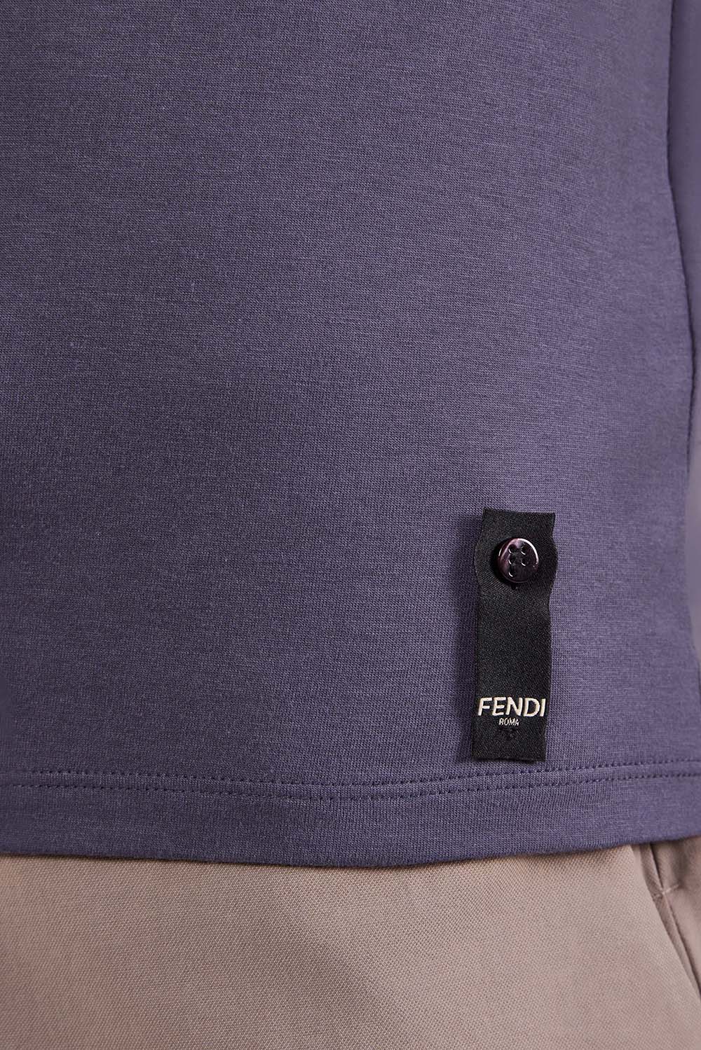 תמונת תקריב דוגמן של חולצת טי סלים פיט