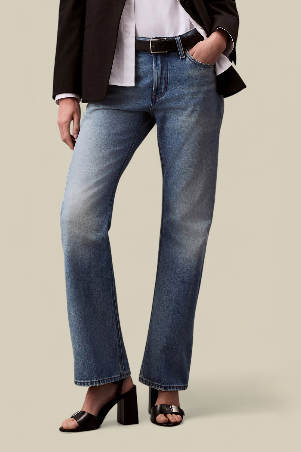 תמונת דוגמן קידמית של מכנסי ג'ינס בגזרה משוחררת