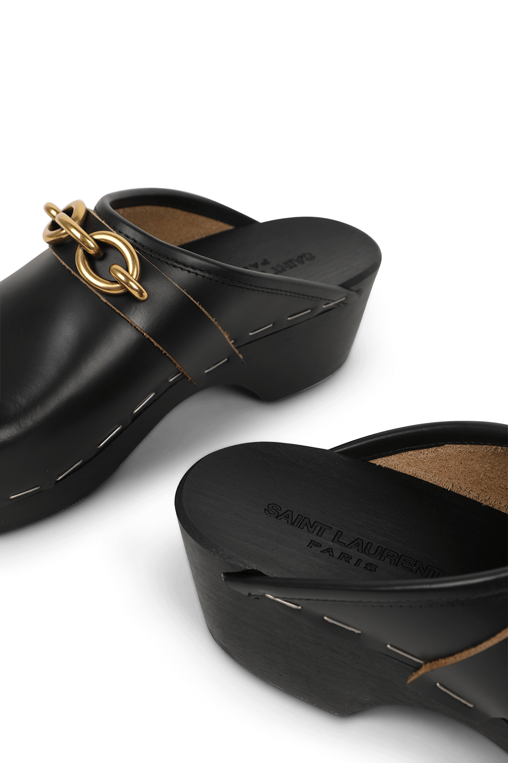 תמונת תקריב של קבקבים שחורים מעור עם עיטור זהב