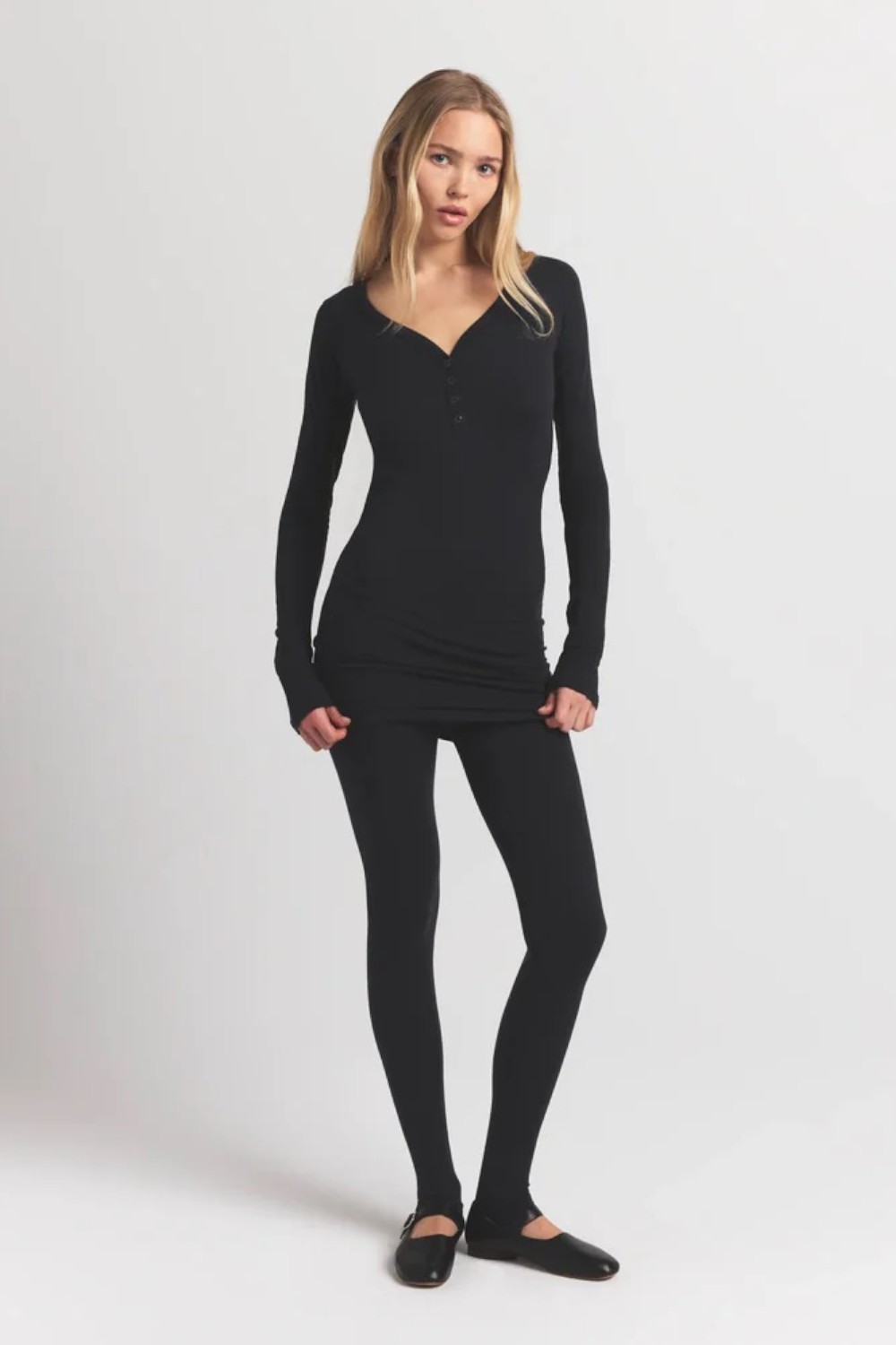 תמונת דוגמן קידמית של HENLEY DRESS