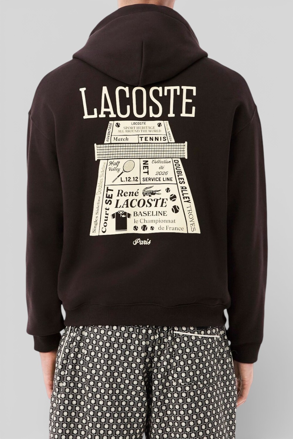 תמונת דוגמן אחורית של קפוצ׳ון בגזרה משוחררת