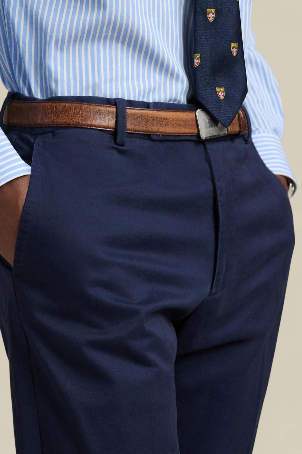 תמונת תקריב דוגמן של מכנסי צ'ינו