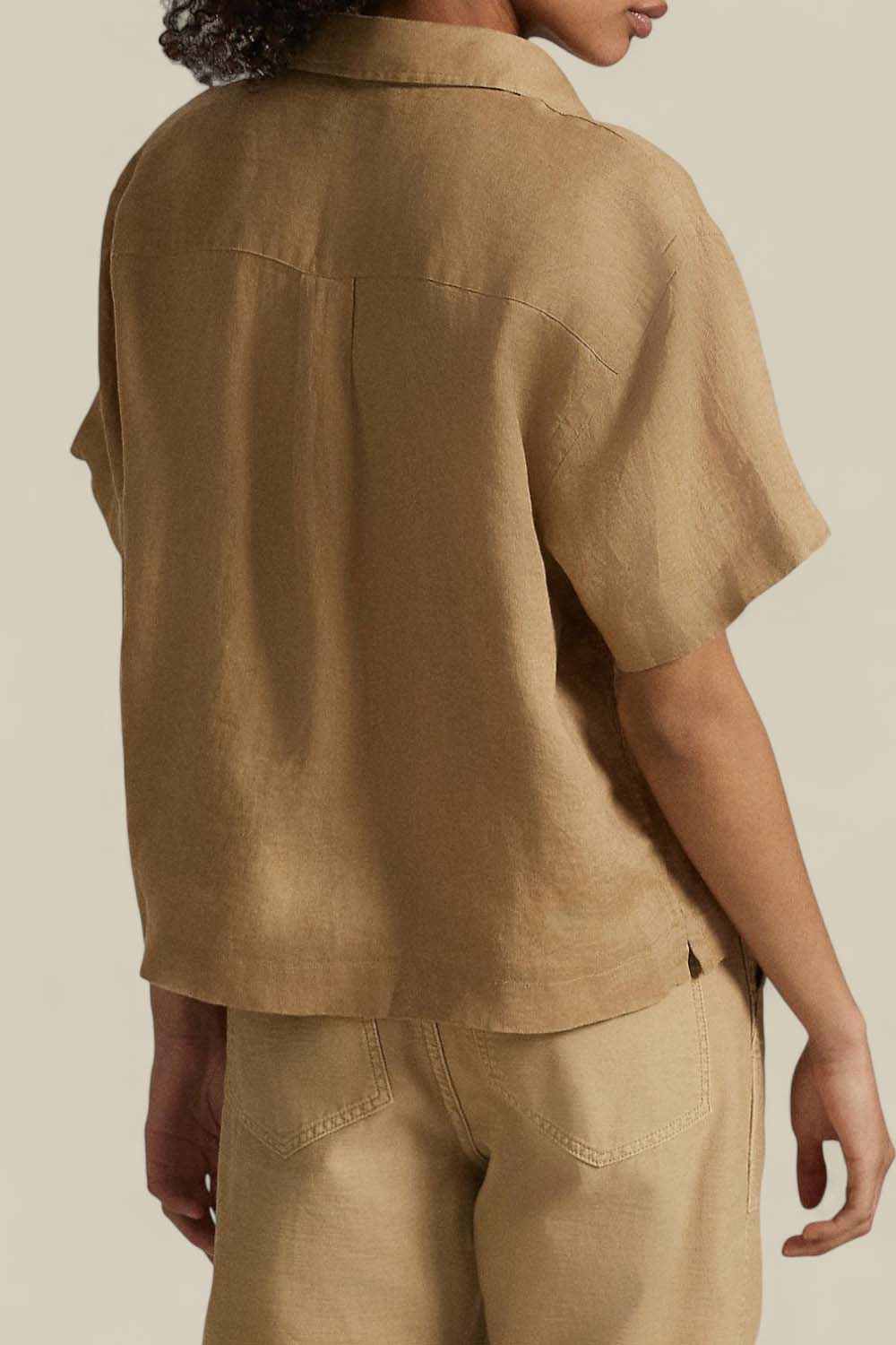 תמונת דוגמן אחורית של חולצת כפתורים קצרה