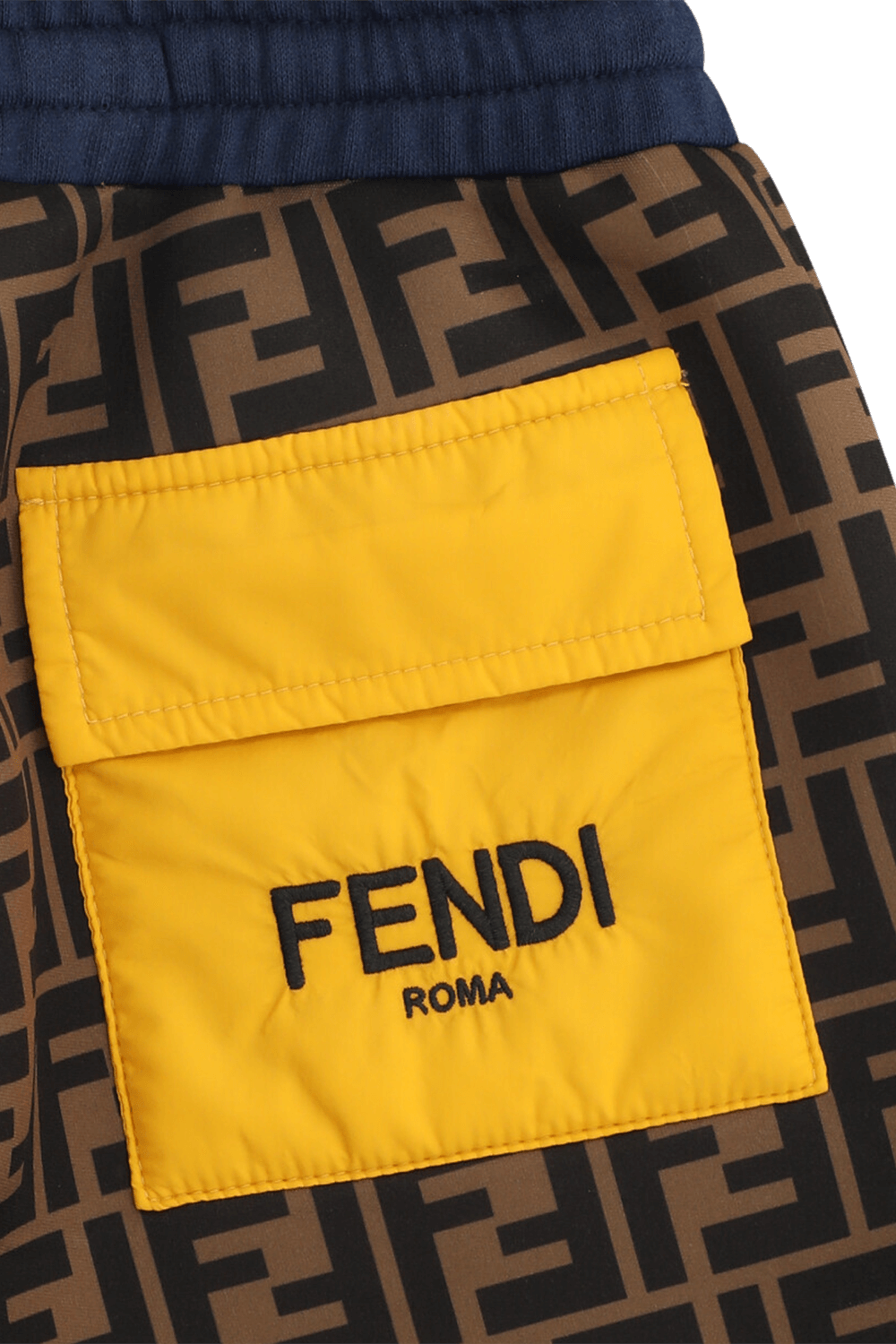 תמונת תקריב של מכנסי ברמודה - גילאי 8-12 שנים