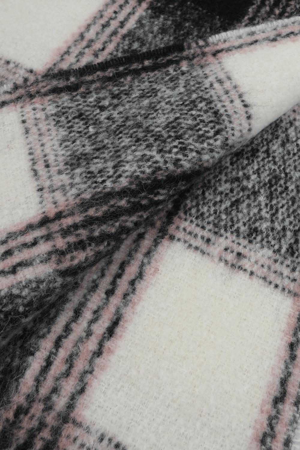 תמונה אחורית של צעיף צמר עם משבצות בגווני שחור, לבן וחום