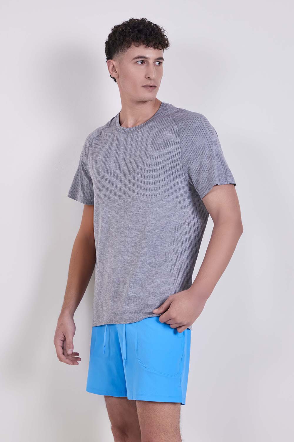 תמונת דוגמן קידמית של Metal Vent Tech Short Sleeve