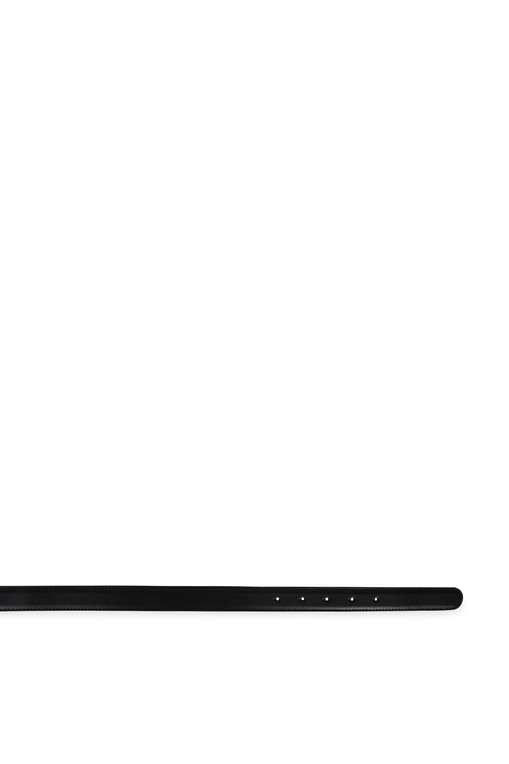 תמונת תקריב של חגורת עור שחורה עם אבזם מוזהב ומשובץ אבנים