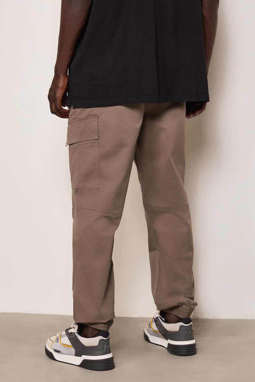 תמונת תקריב דוגמן של מכנסי ג'וג קרגו