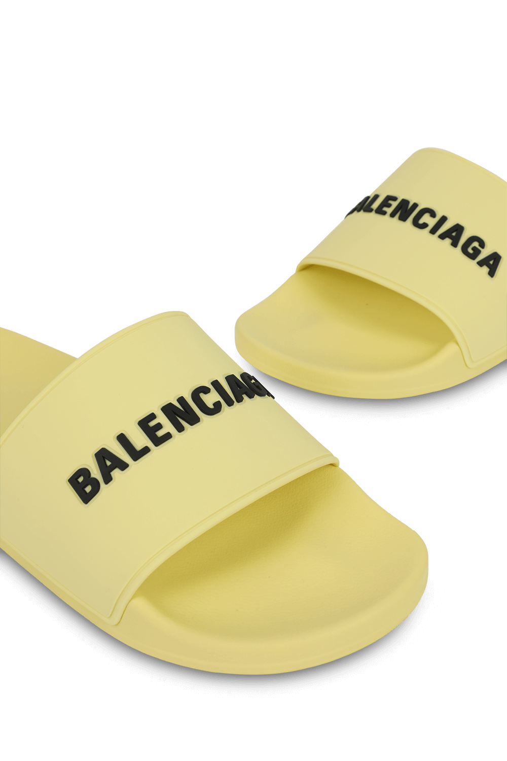 תמונת תקריב של כפכפי סליידס צהובים עם לוגו שחור