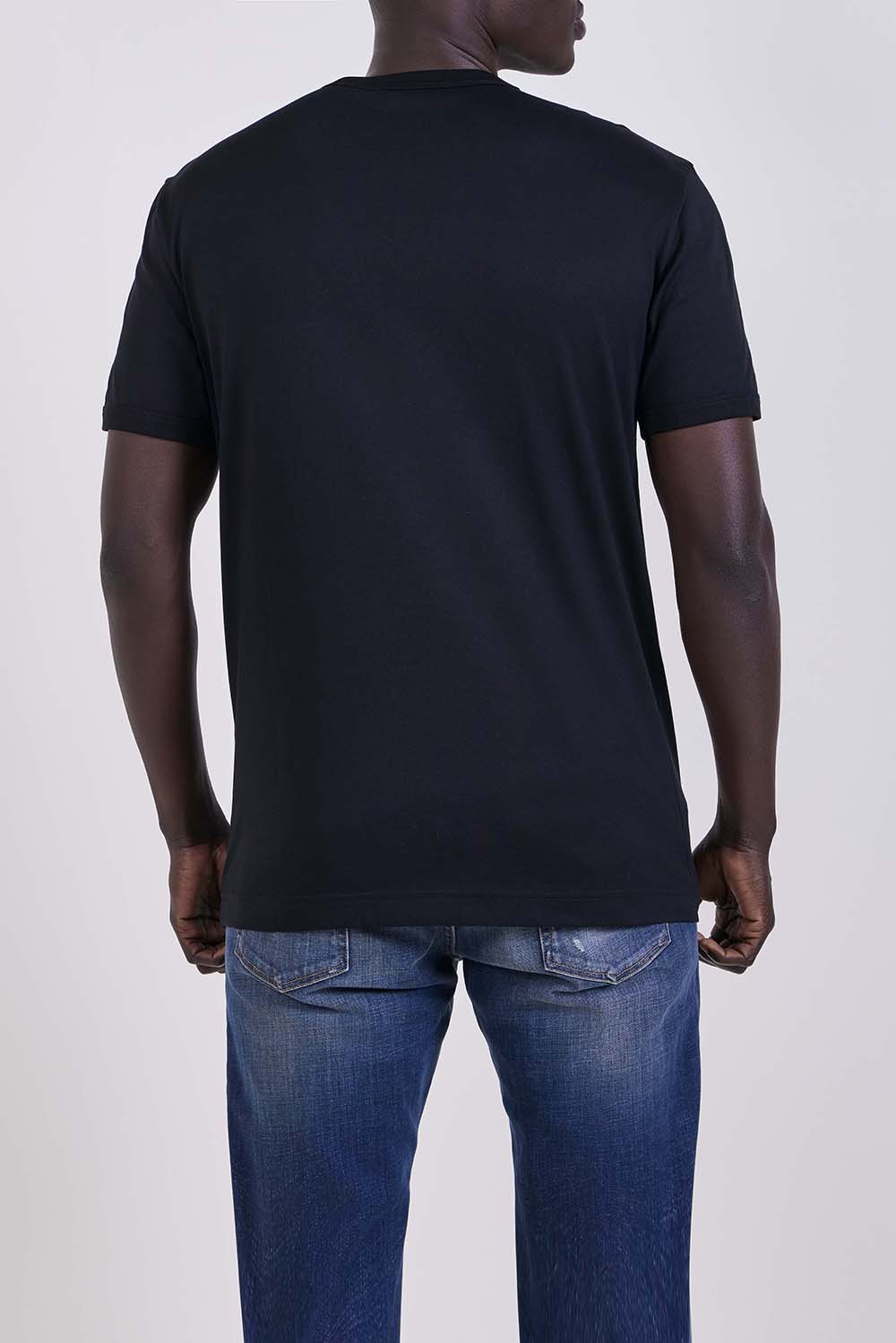 תמונת דוגמן אחורית של חולצת טי בגזרה ישרה