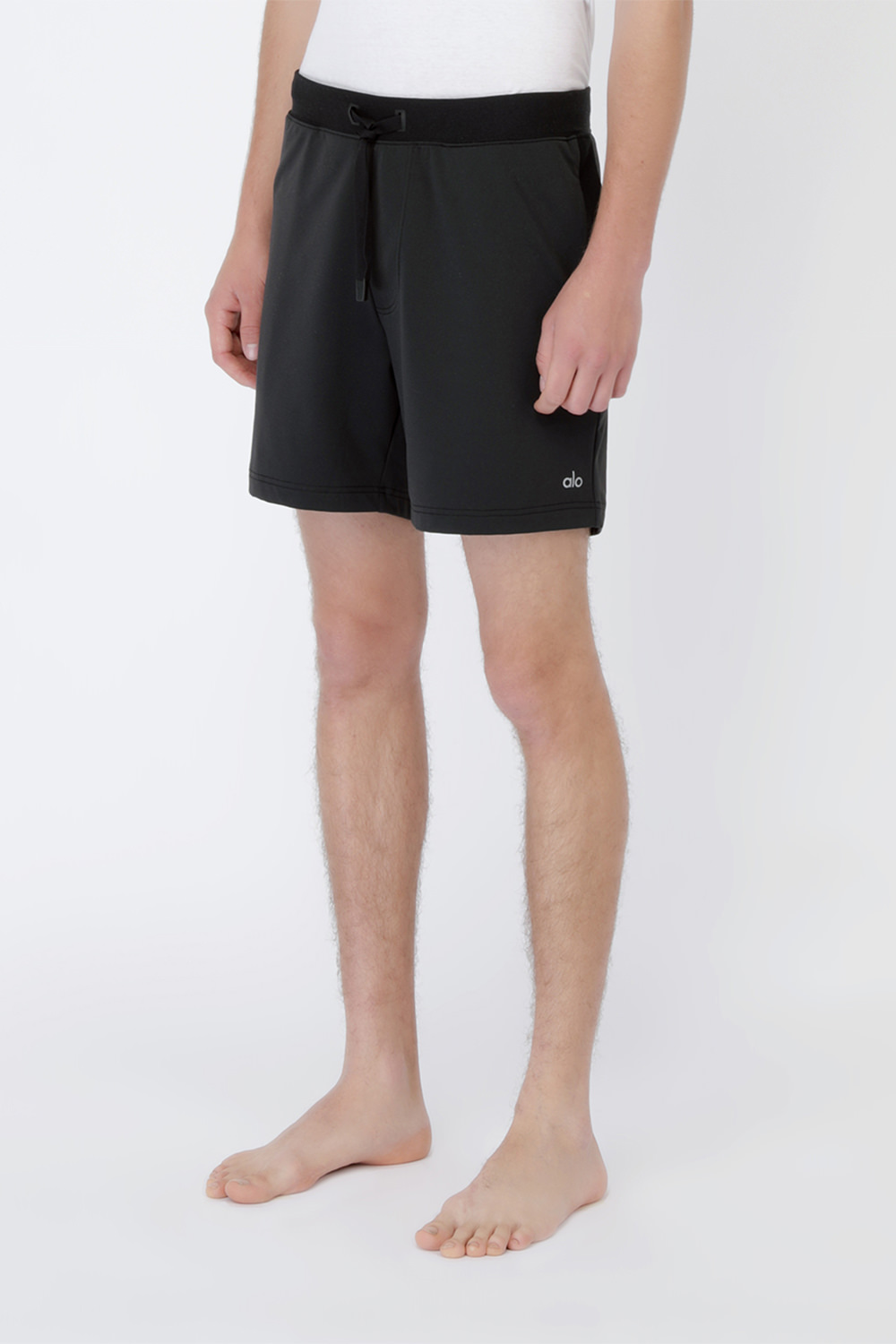 תמונת תקריב דוגמן של מכנסי ג'וג קצרים עם לוגו