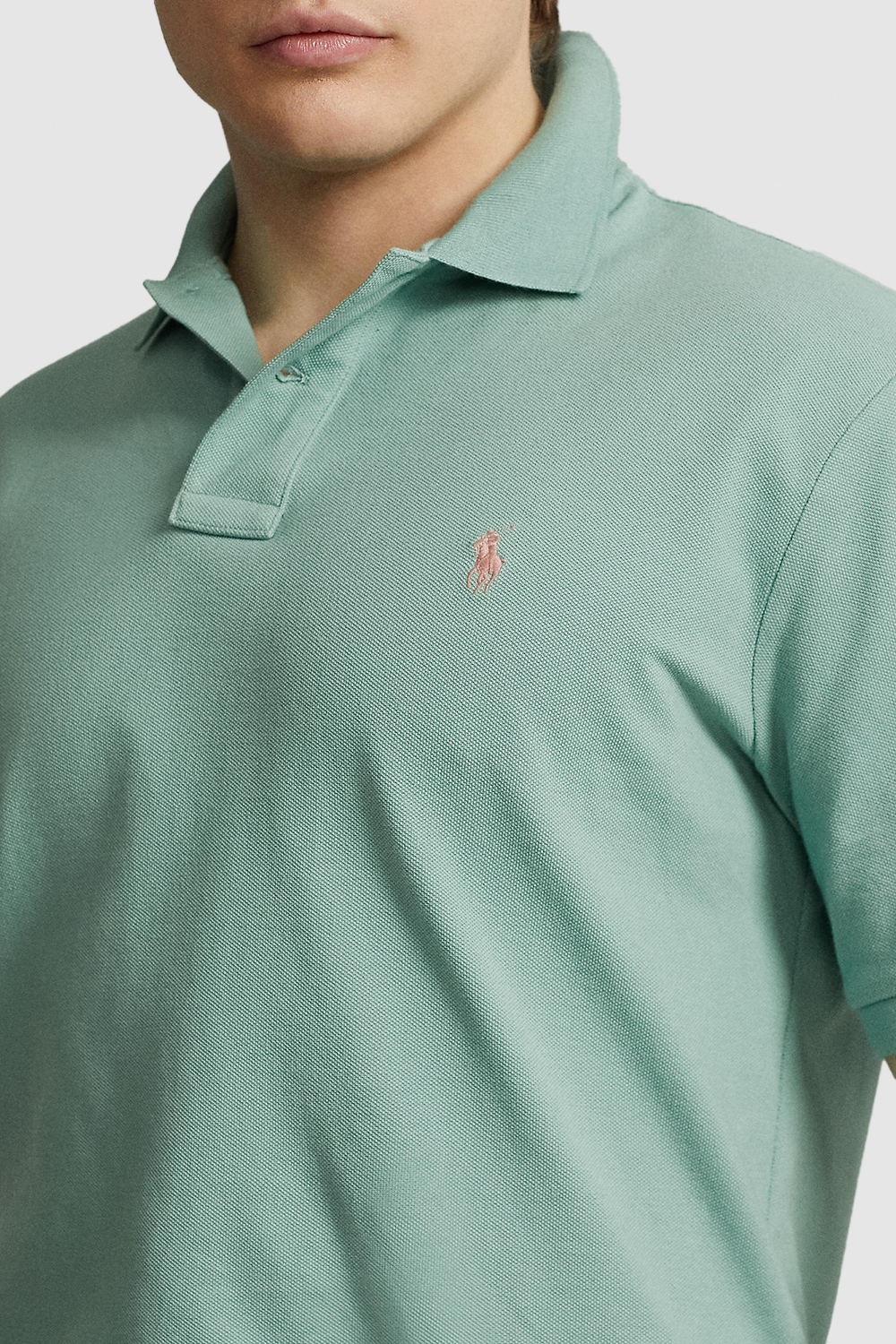 תמונת תקריב דוגמן של חולצת פולו קצרה