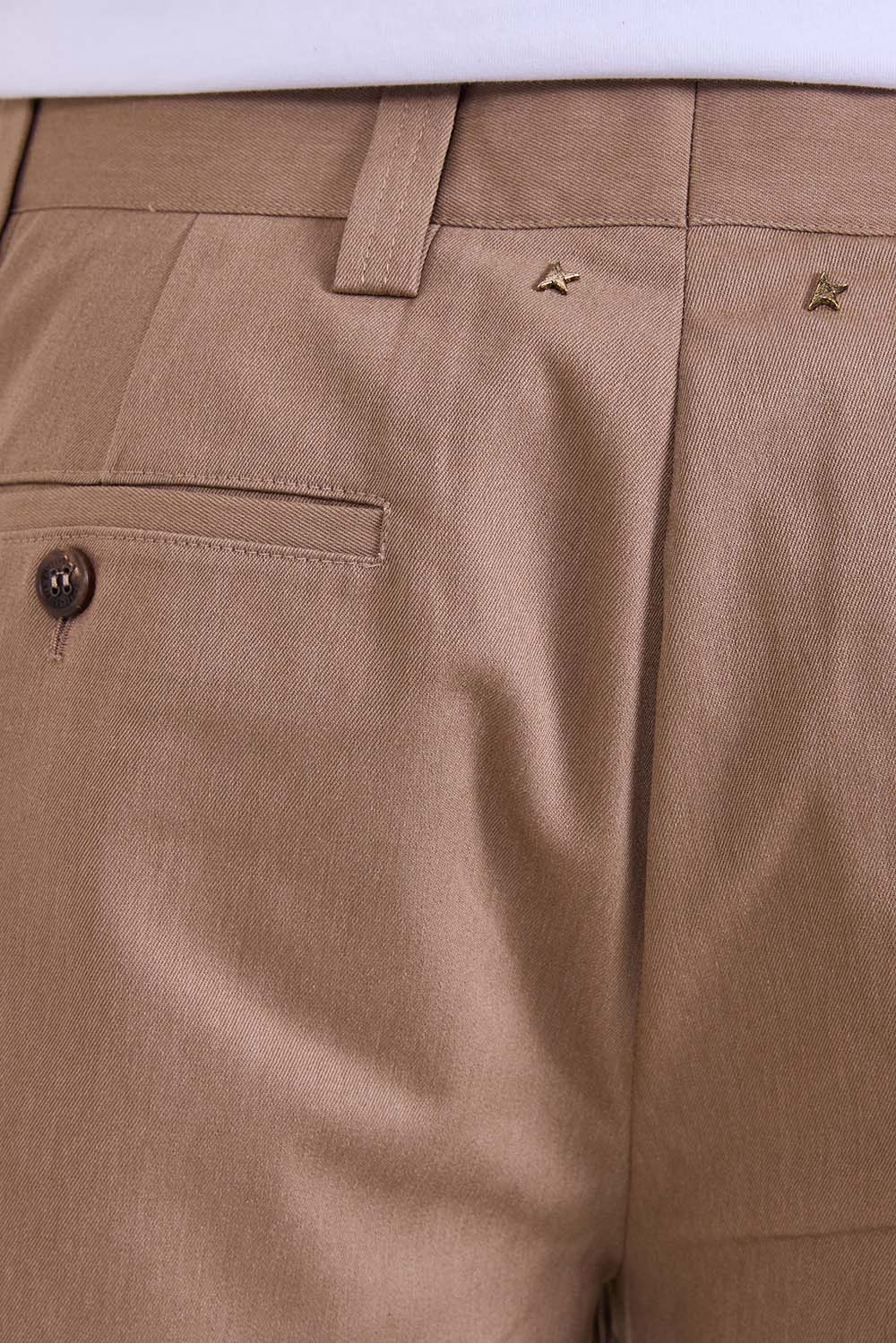 תמונת תקריב דוגמן של מכנסי צ'ינו בגזרה רגילה