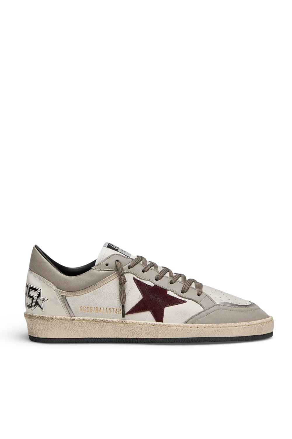 תמונה קידמית של נעלי סניקרס