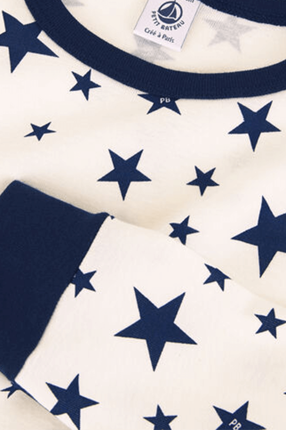 תמונת תקריב של גילאי 2-5 סט פיג'מה ארוך עם הדפס כוכבים