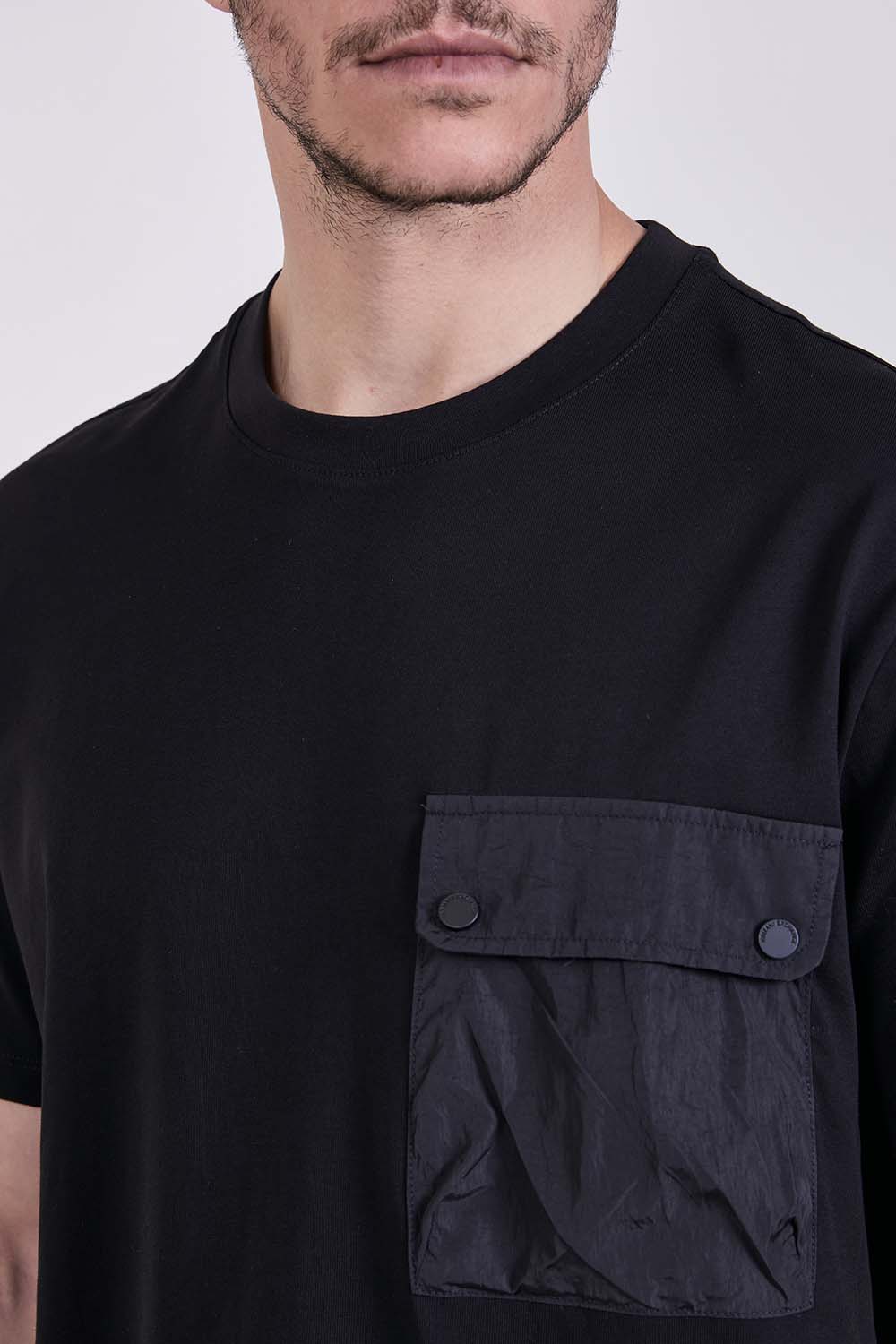 תמונת תקריב דוגמן של חולצת טי