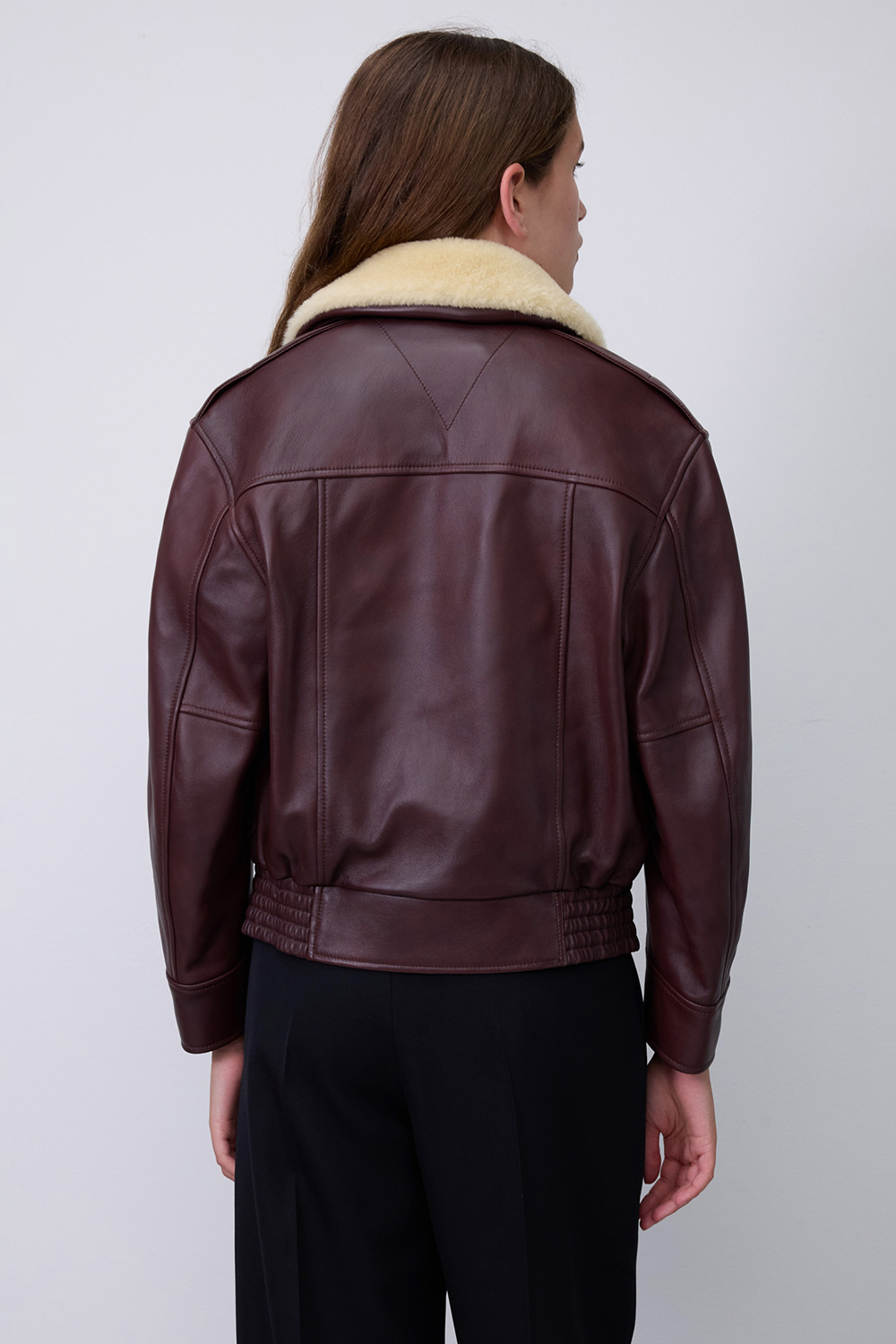 תמונת דוגמן אחורית של ז'קט עור