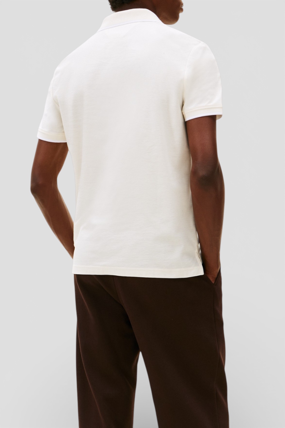 תמונת דוגמן אחורית של חולצת פולו