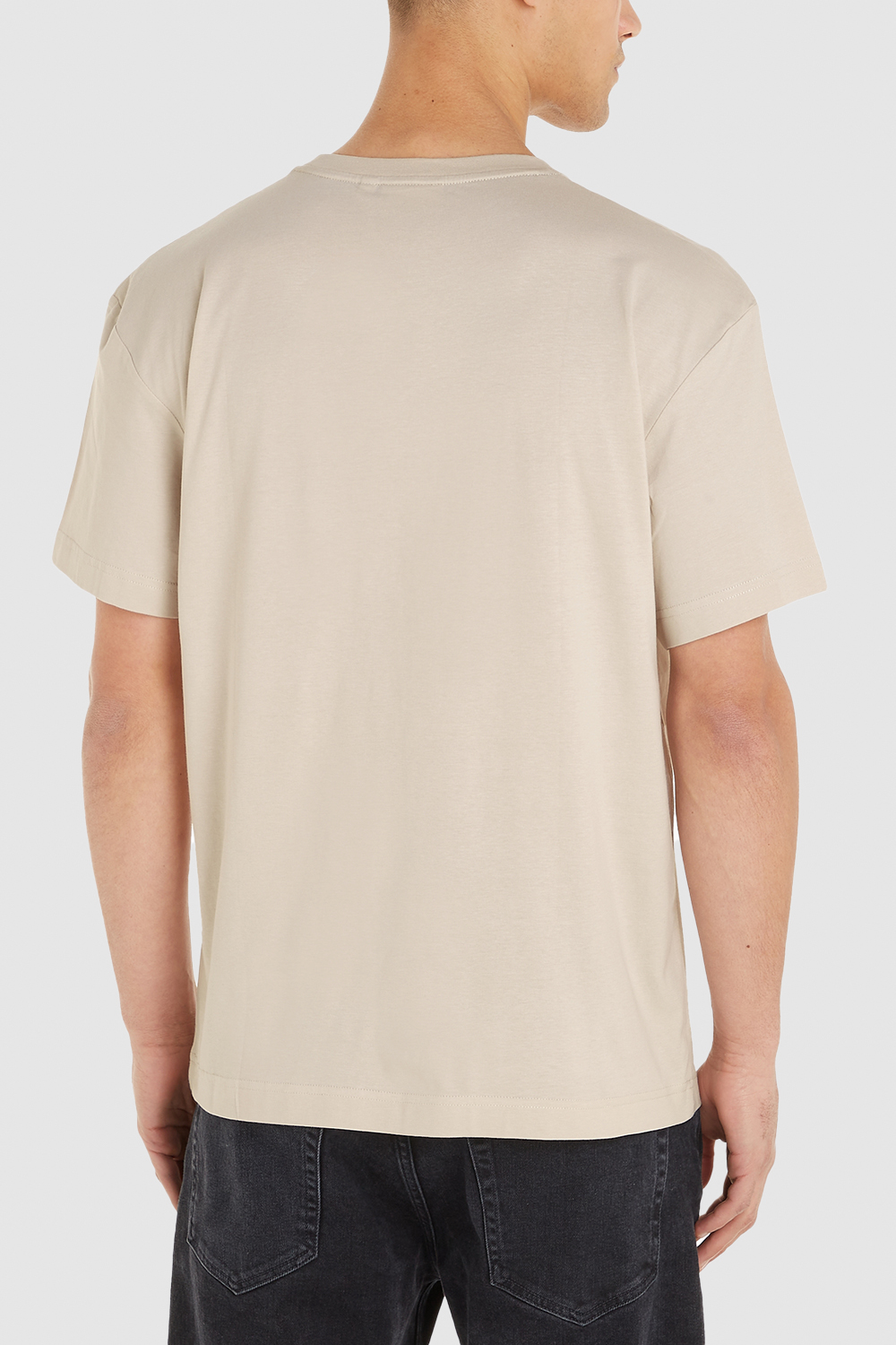 תמונת דוגמן אחורית של חולצת טי עם לוגו