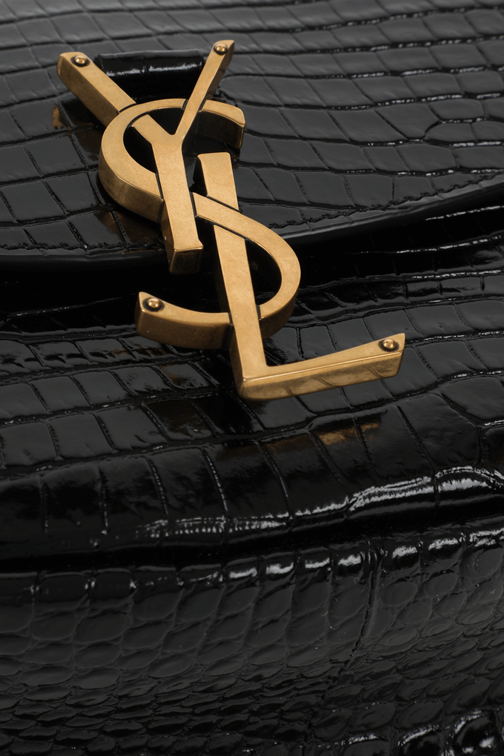 תמונת תקריב של תיק קאיה מעור בגימור קרקו בצבע שחור