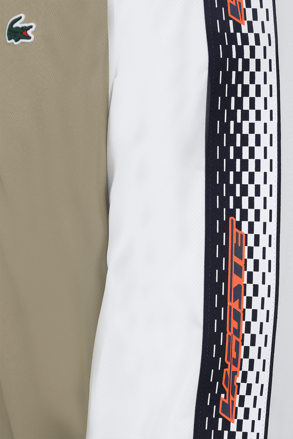 תמונת תקריב של חליפה ספורטיבית מכנסי ג'וג וז'קט