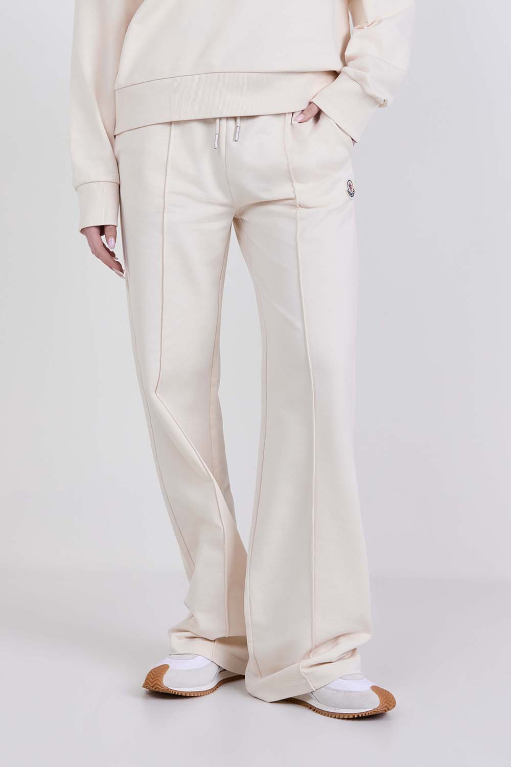 תמונת דוגמן קידמית של מכנסי ג'וגר