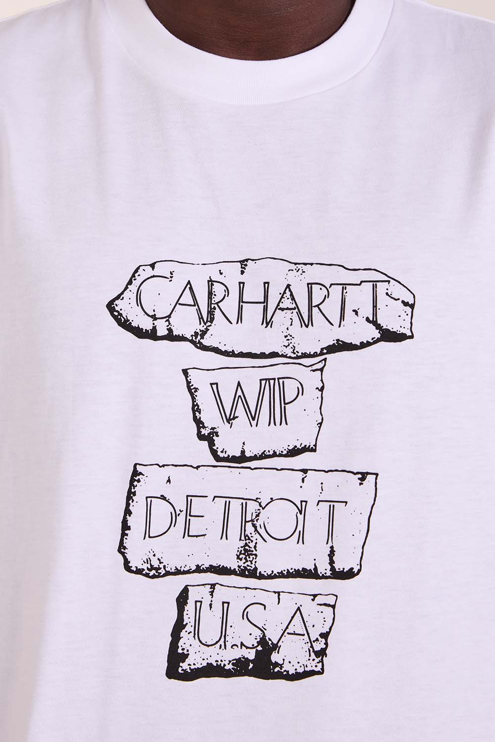 תמונת תקריב דוגמן של חולצת טי בגזרה משוחררת