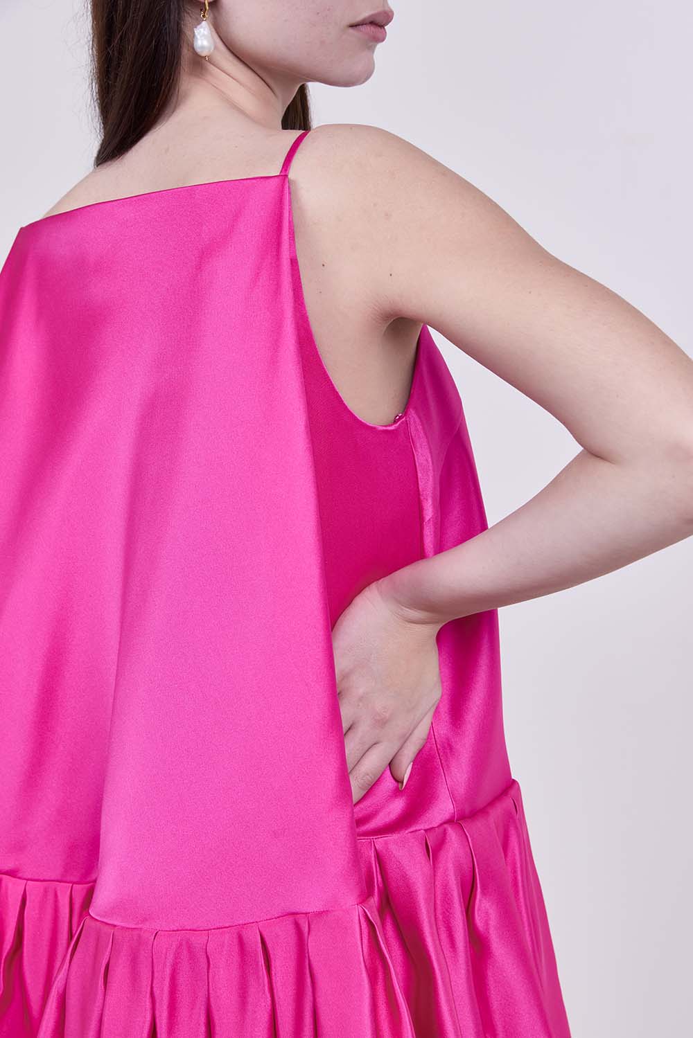 תמונת תקריב דוגמן של שמלת מיני