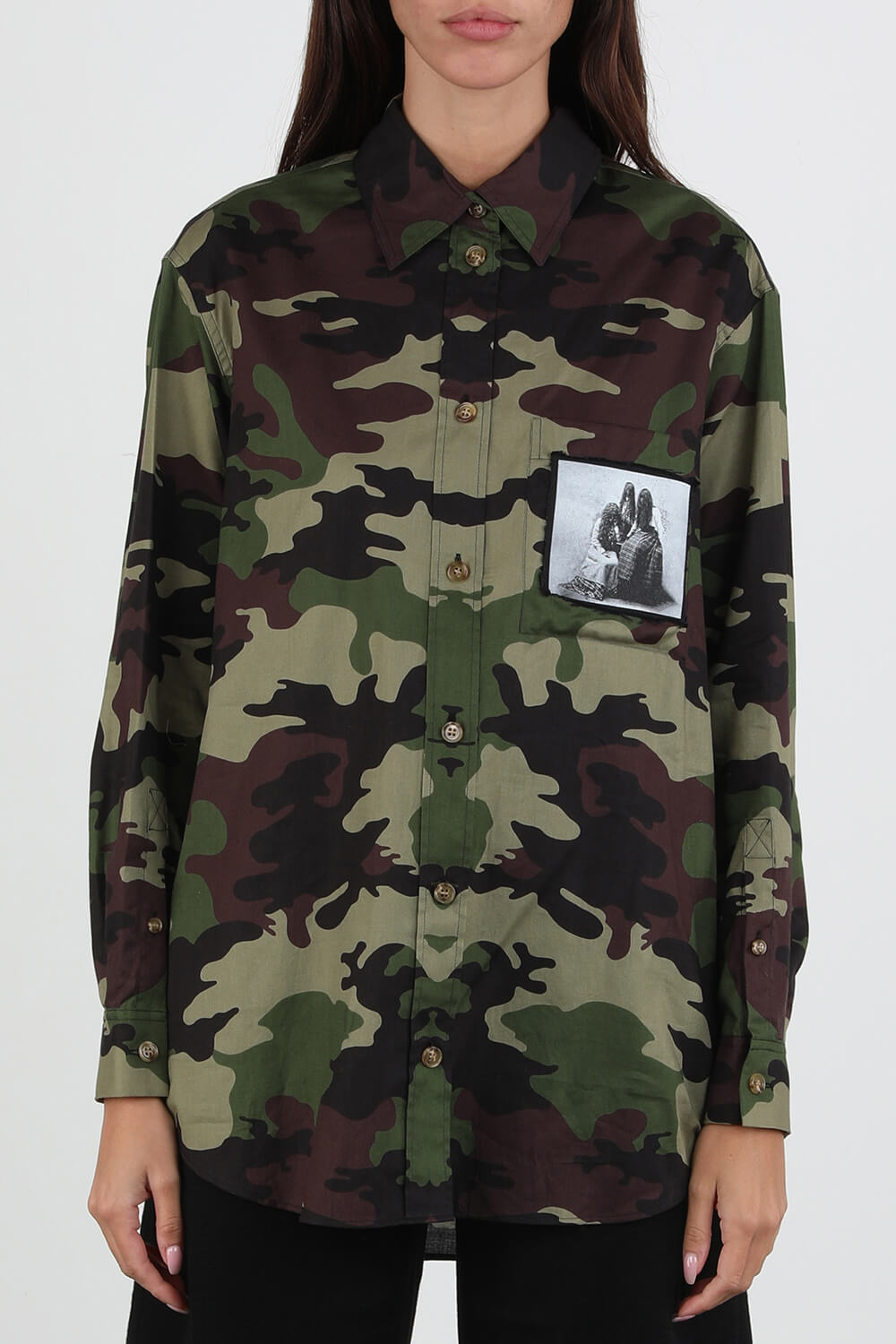 תמונת דוגמן קידמית של חולצת כפתורים קמופלאז' בצבע ירוק