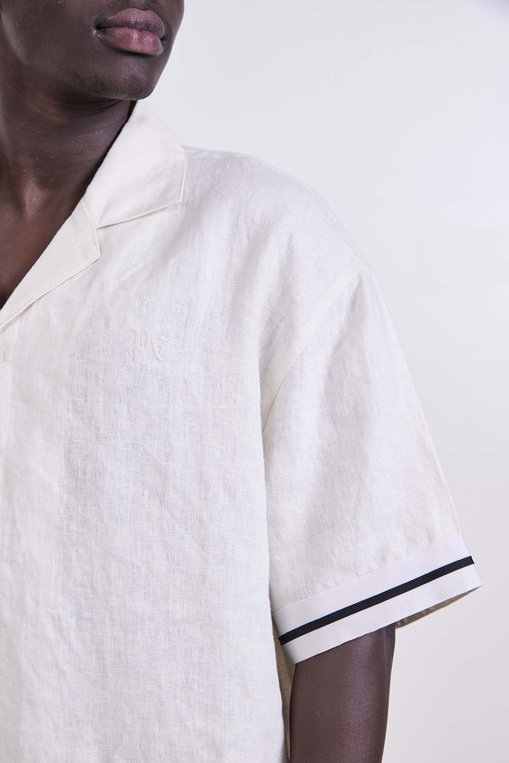 תמונת תקריב דוגמן של חולצת כפתורים קצרה