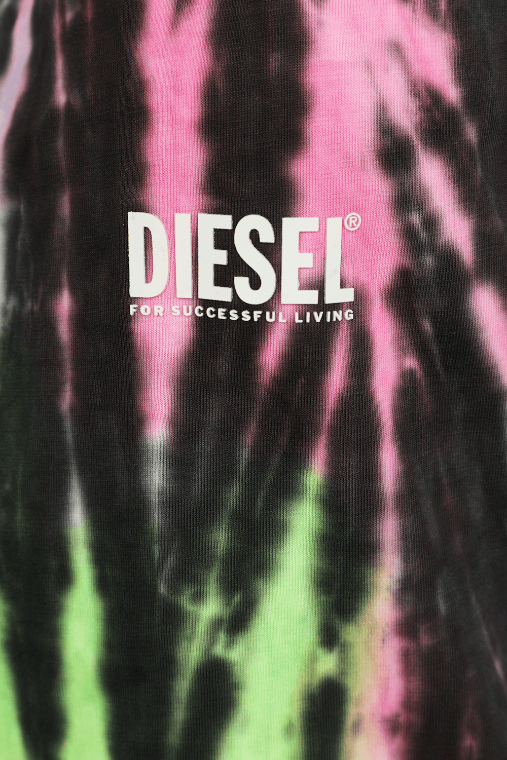 תמונת תקריב של שמלת מיני טאי דאי צבעונית