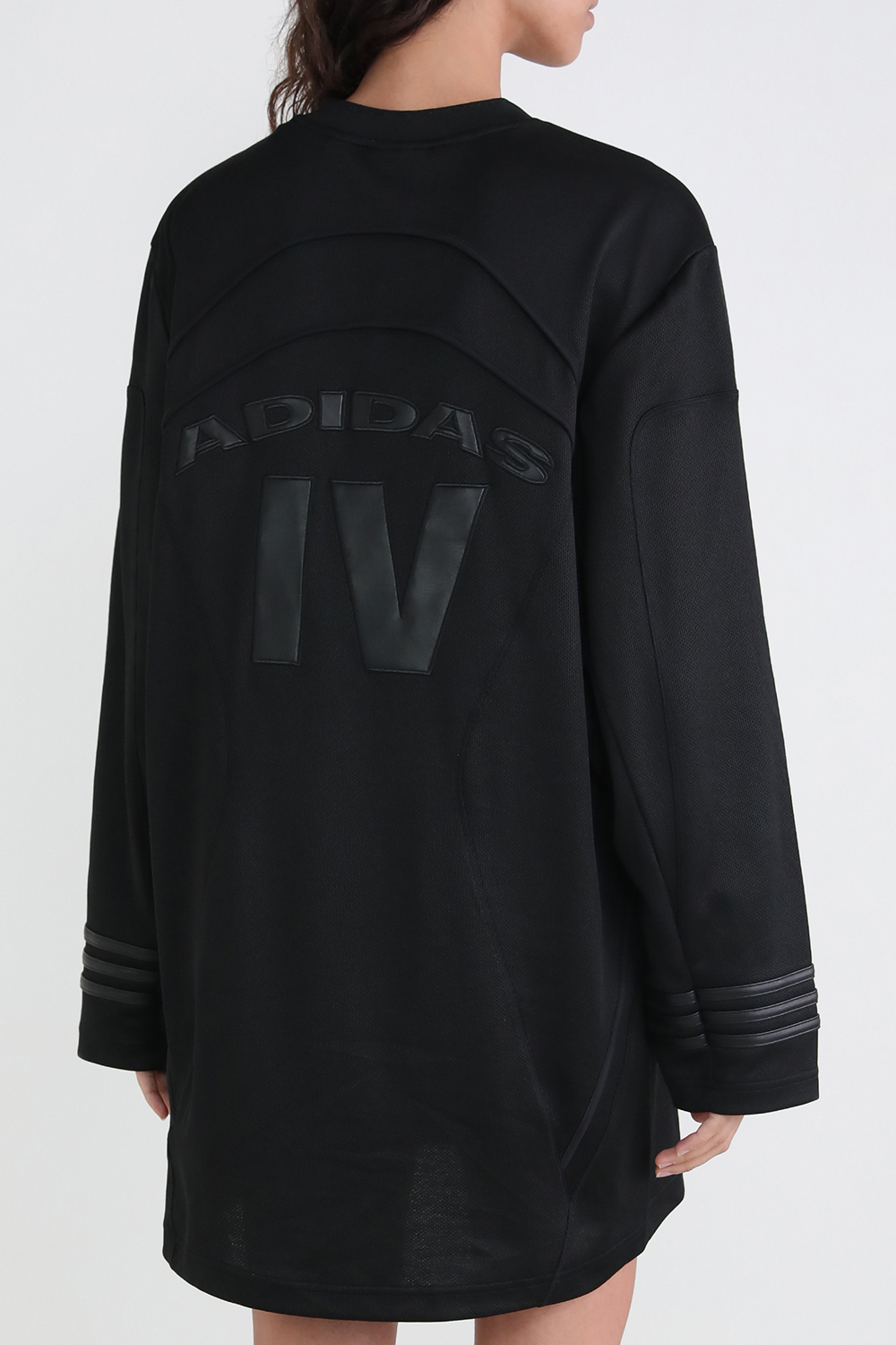 תמונת דוגמן אחורית של אייבי X אדידס חולצת טי ג'רזי