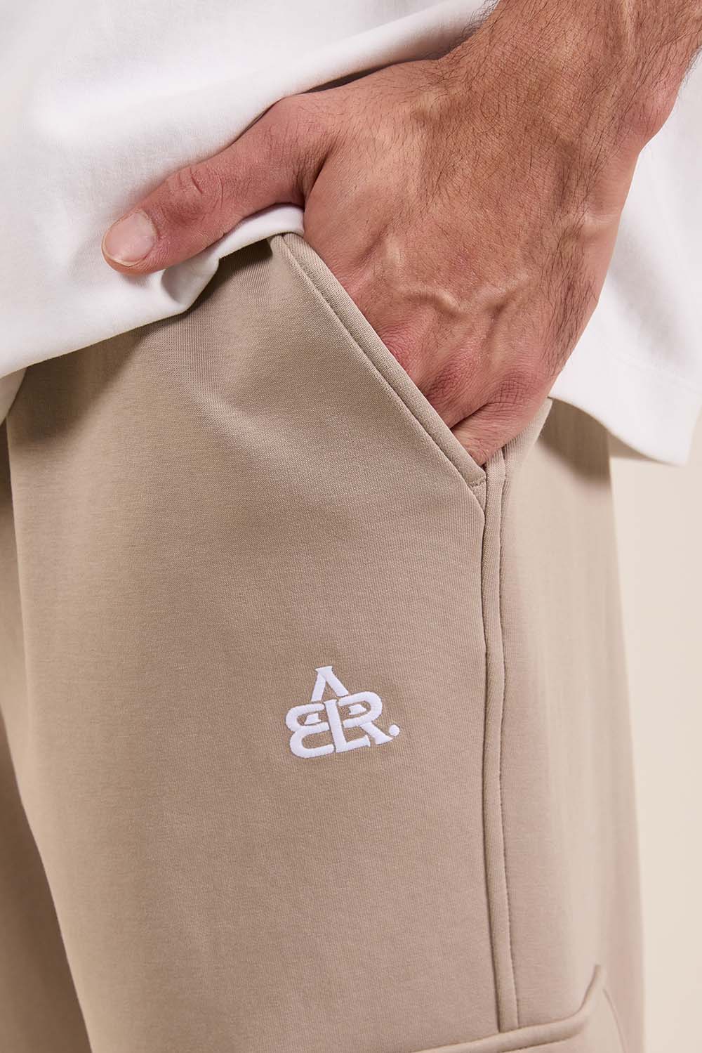 תמונת תקריב דוגמן של מכנסיים ארוכים